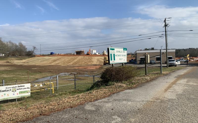 Construction continues on the renovation and expansion of the City of Toccoa’s Eastanollee Creek wastewater treatment facility. The city has just received state funds to undertake expansion and renovation at its Toccoa Creek wastewater facility located on Scenic Drive.