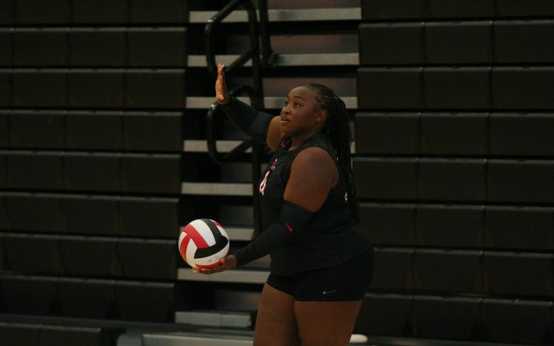 Kami Perry prepares to serve the ball. Laura Shaw/The Toccoa Record