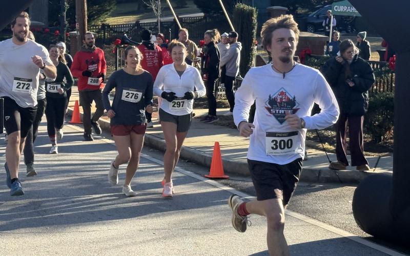 A group of 70 runners laced up their shoes and braved the cold on the morning of Friday, Nov. 28, to participate in a 5K, 10K, and Fun Run at Paul Anderson Memorial Park. This event replaced the traditional Christmas in the Park celebration held there.