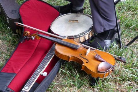 A banjo and fiddle – the essentials of bluegrass music.