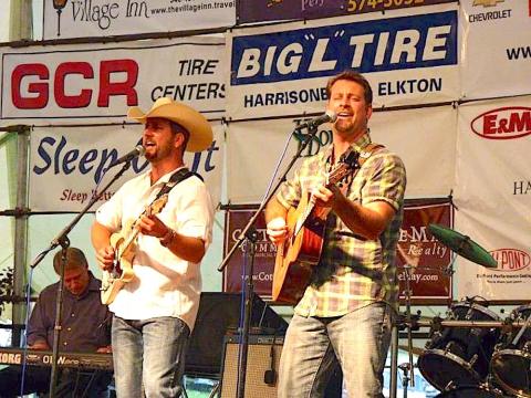 The Wilson Fairchild duo is scheduled to play at Toccoa's Ritz Theater.