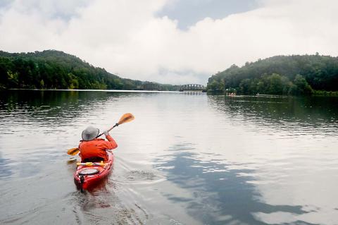 A participant in the Hidden Gems event on the Tugaloo River Water Trail heads toward Broken Bridges.