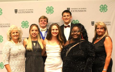 The 2021 Senior 4-H Project Achievement winners representing Stephens County 4-H at the state competition and 4-H State Congress, were (from left) Susan Yearwood, Stephens County 4-H Youth Development Agent; Chaley Hayes, food for fitness project third place; Hanna Bell, food safety and preservation  third place; Sarah Isaac, public speaking project, second place; Janet Dye, Stephens County 4-H Volunteer Leader. At rear are Jackson Moore, housing project first place and a new Master 4-H’er; & Carter Hewitt.