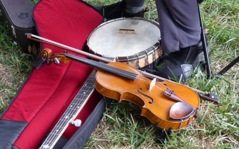 A banjo and fiddle – the essentials of bluegrass music.